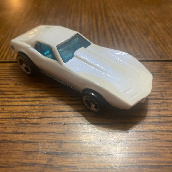 Vintage 1975 Hot Wheels Corvette Stingray  Malaysia White Pearl Blue Windows - Picture 2 of 7